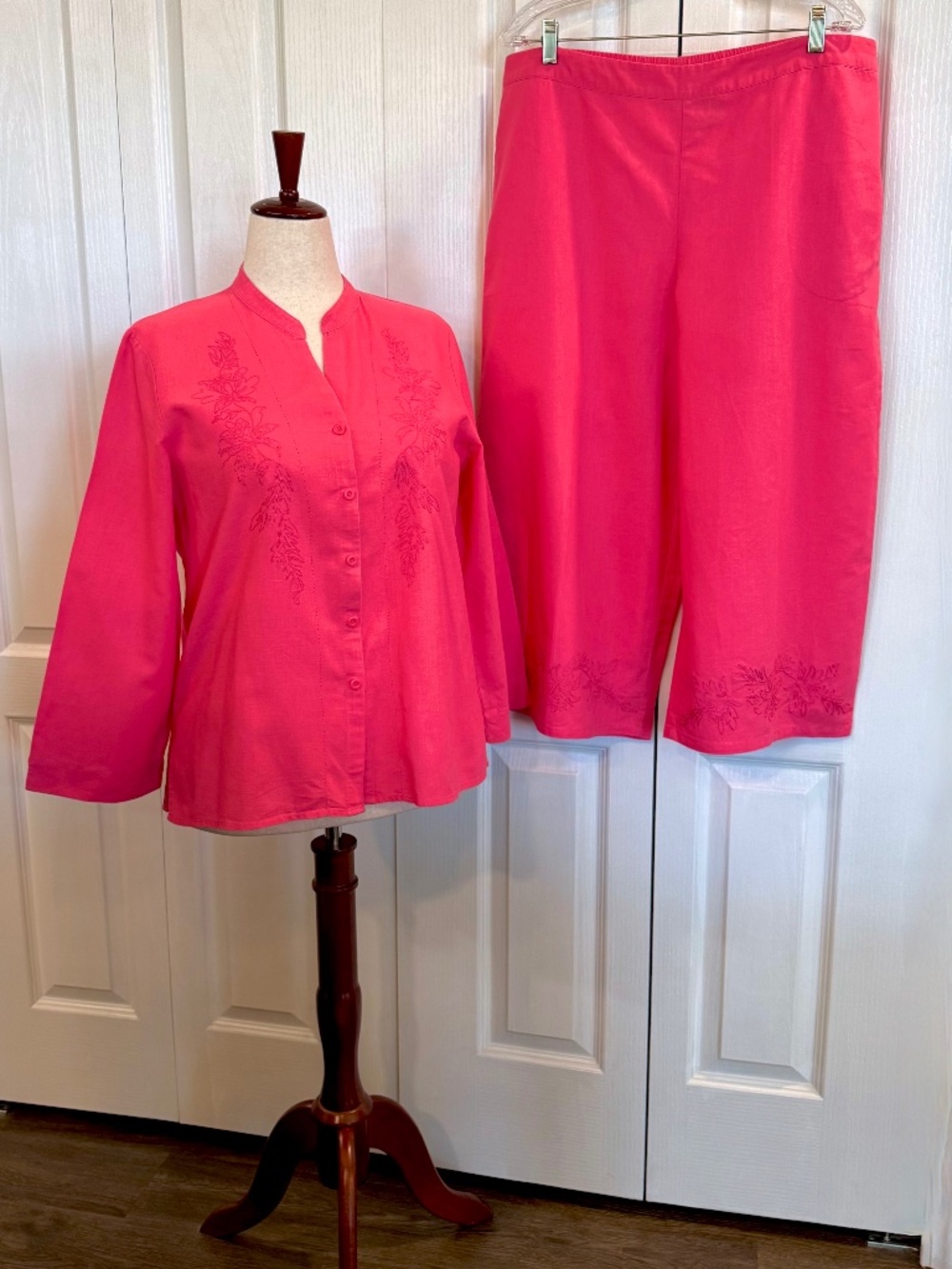 White Stag Linen & Cotton Embroidered Capri & Blouse Set in Soft Rose Size Lg.